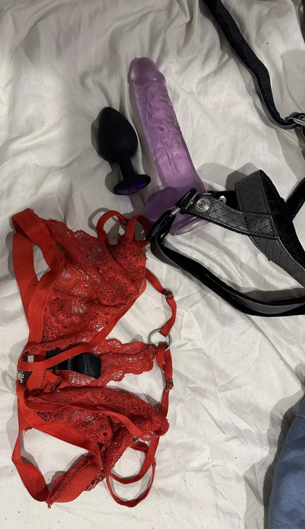 What I’m wearing and using to rearrange my boyfriend’s insides tonight 🍑