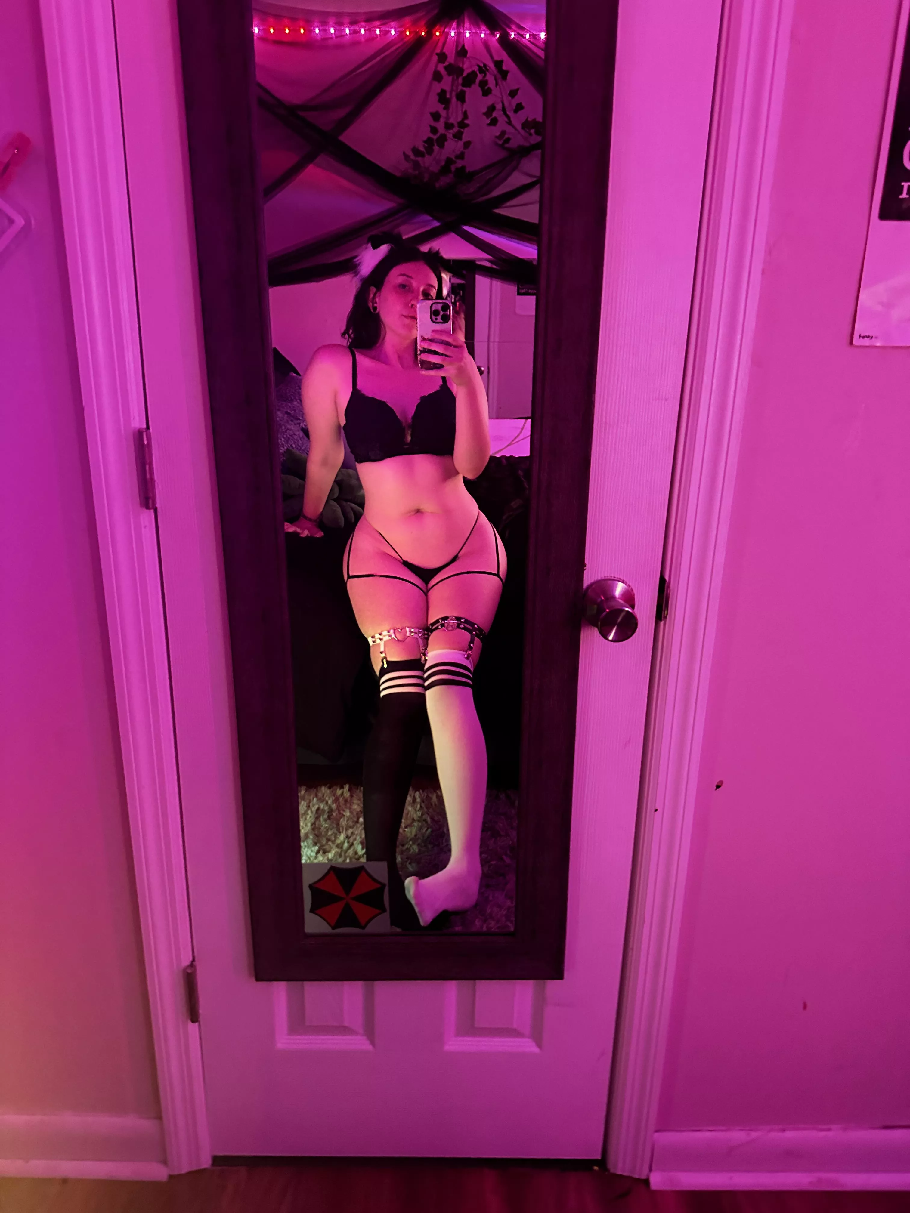 What would you do if you found this goth kitty in your bed