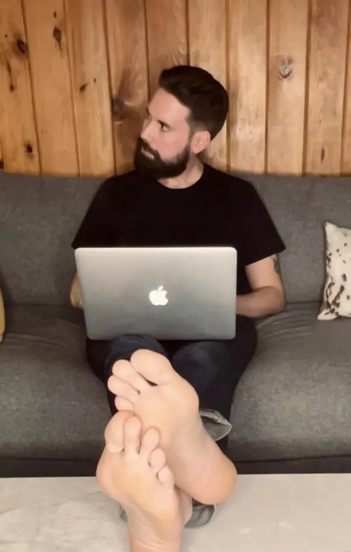 What would you do to this tv presenters soles? 🔥🥵