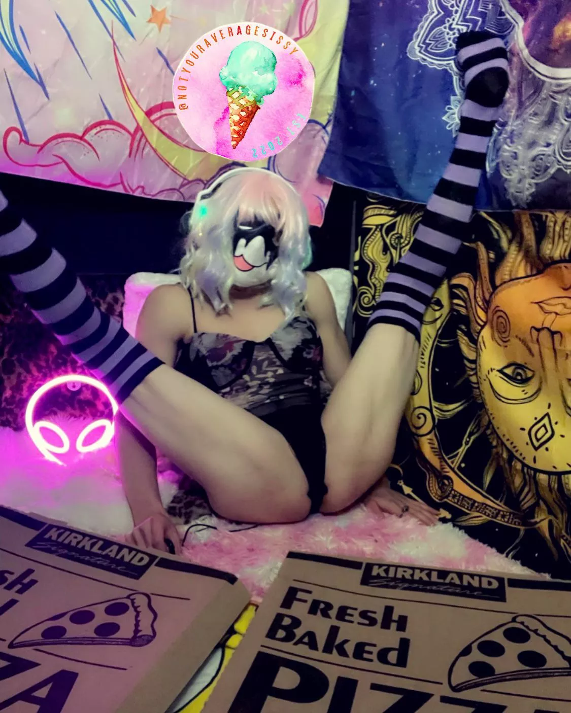 What would you rather eat first 🍕 or 🍑?