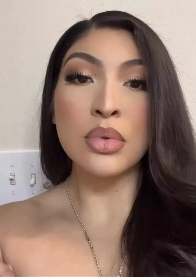 What you doing with her lips?