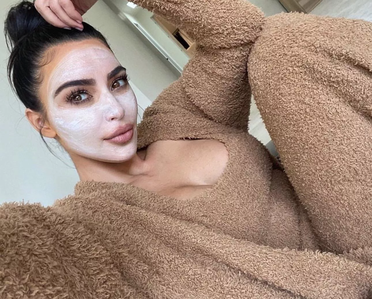What’s that on her face? 🤔
