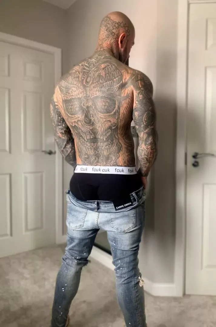 What's the longest you guys and gals sat in a chair for a tattoo session? 🖊️🩸