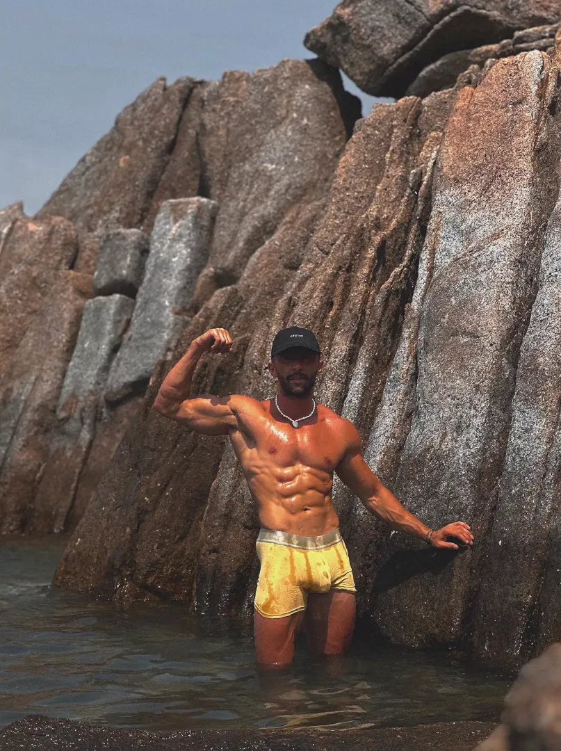 When a beach day turns into an NSFW photoshoot