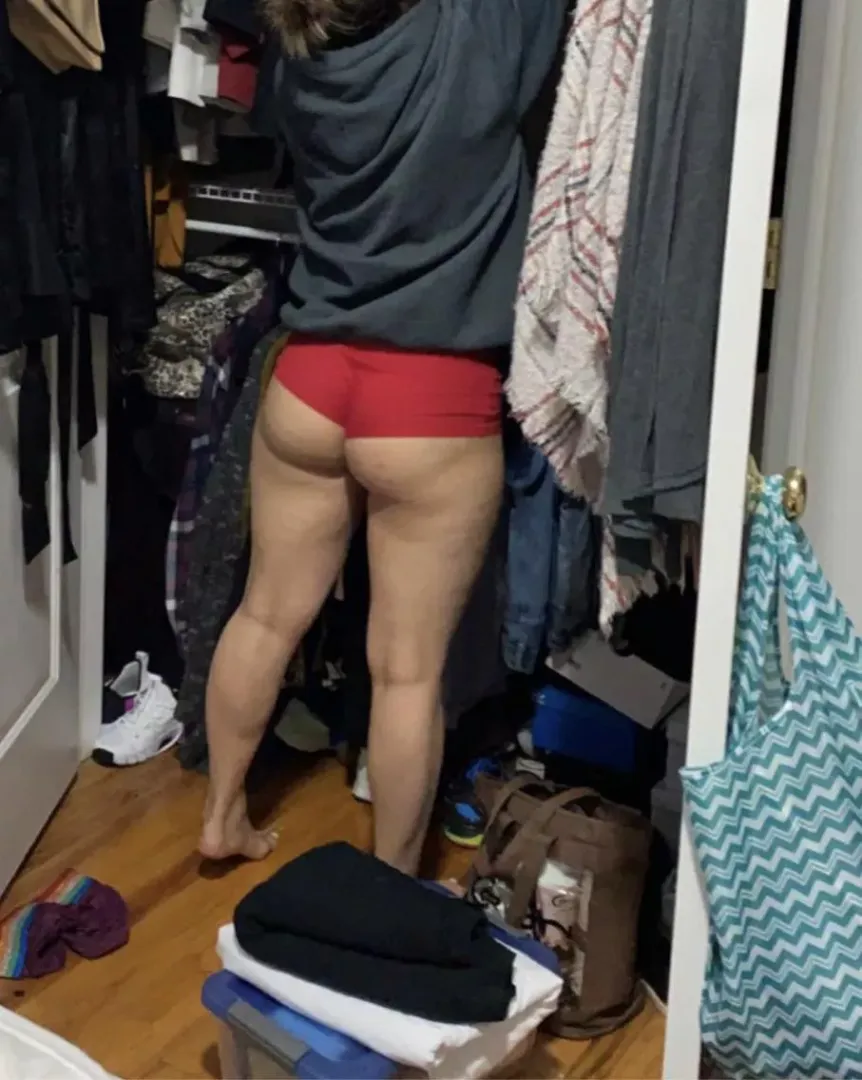 When ever there’s contractors doing some work in the house I enjoy exposing my under ass☺️