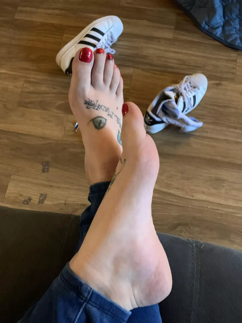 When my sneakers and socks come off, you know its time to suck these toes 😉