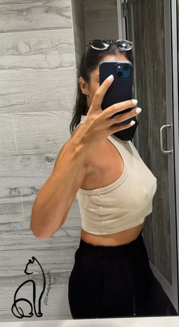 When you get a selfie from the bathroom, it means you should meet me here 🔥