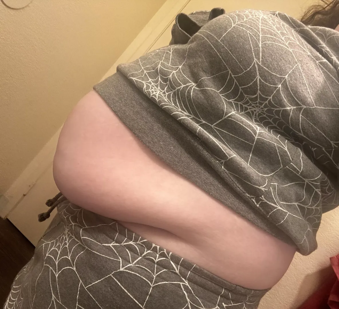 When your stuffed belly turns your XXL sweater into a crop top…