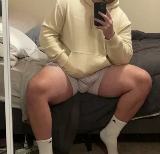 Where are the women that love thick thighs & bulges?👀