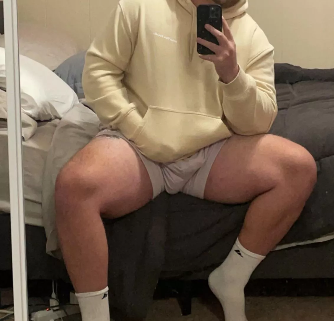Where are the women that love thick thighs & bulges?👀