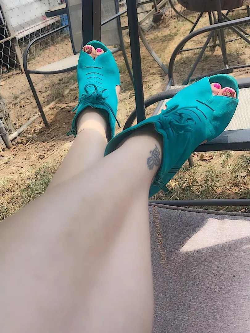 Where could you find a better combo, heels and sexy toes 🤩💕