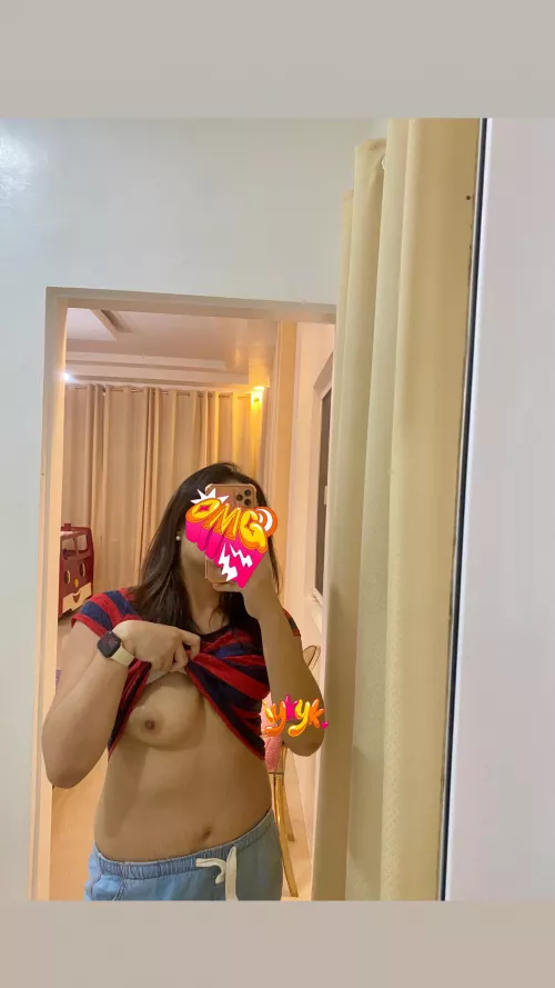 While my (f)riends are downstairs, am here showing off my tit.
