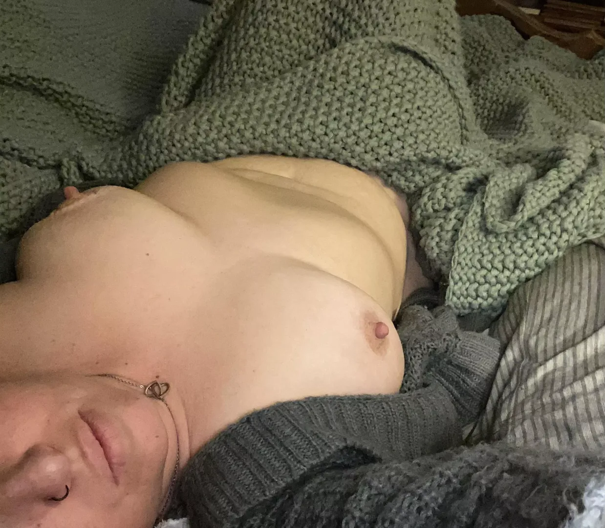 👷🏻‍♂️while the hubs is away the 🐱 needs to play (37f)