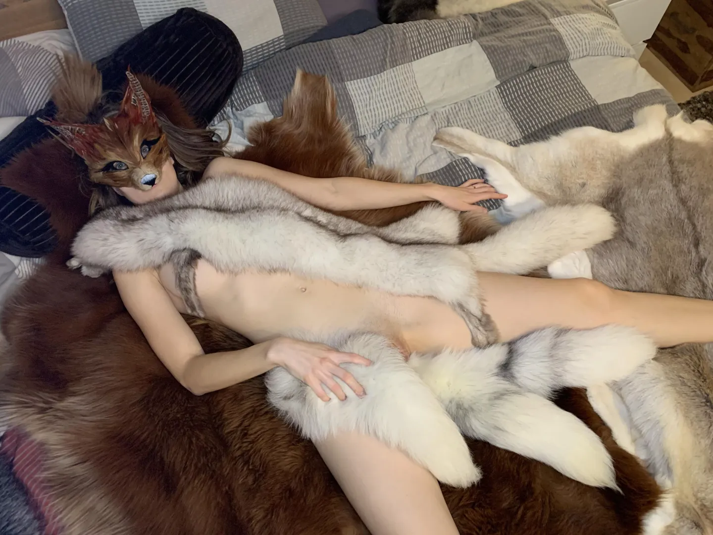 White tailplug and 3 additional tails, everything is so soft :D