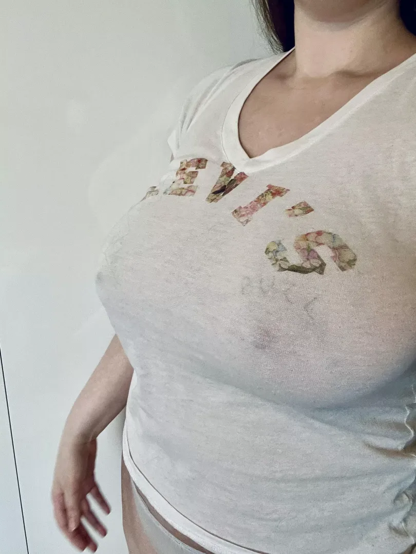 White t-shirt pokies