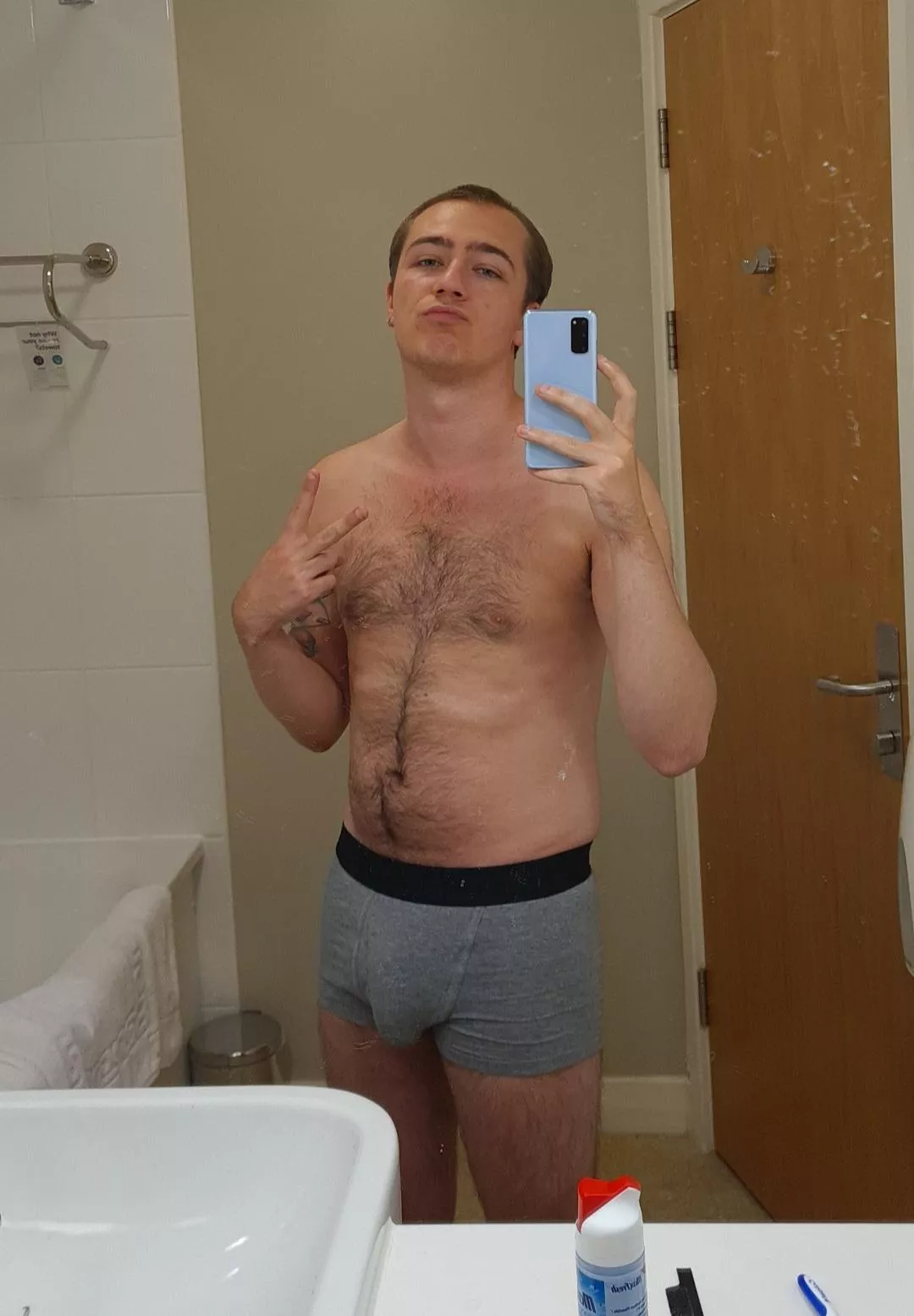 Who doesn't love a hotel bathroom stupid face picture 🤣🤣