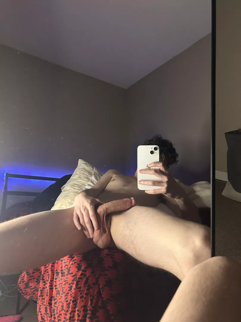 who else is horny ? 🤤