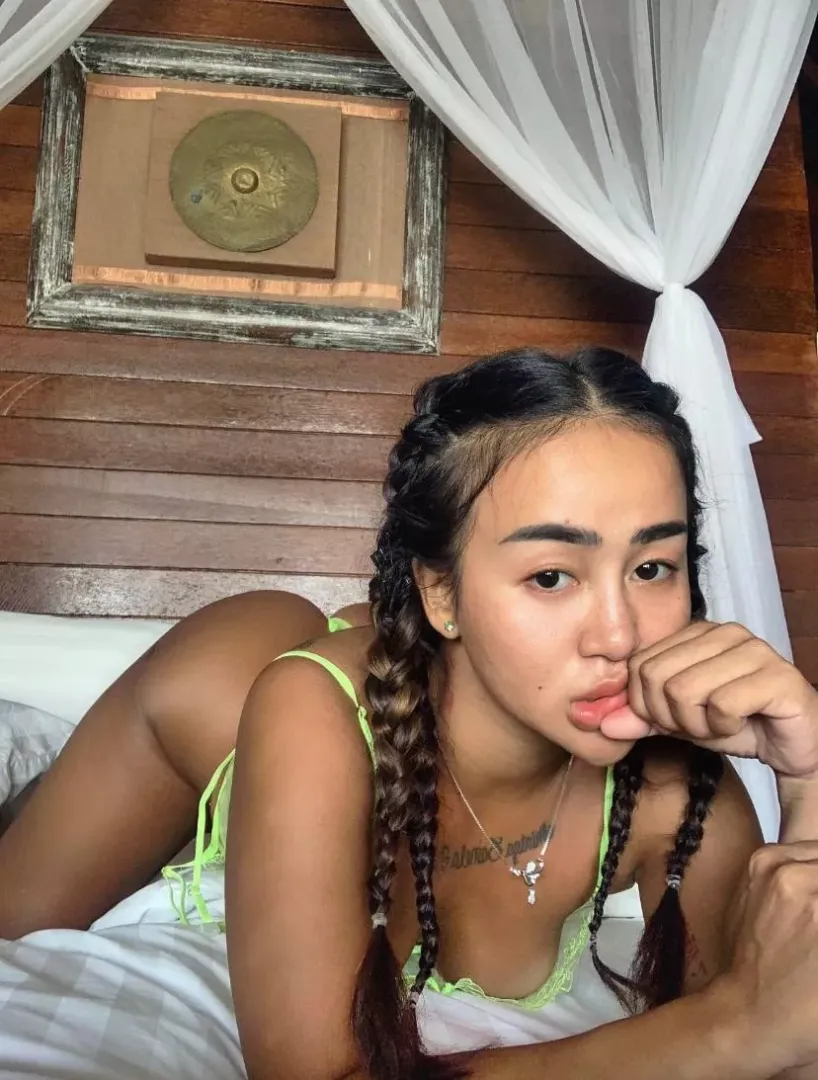 Who else loves a cozy moment with me in bed?