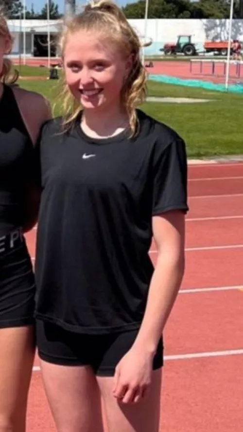 who has a second screen and wants to cum