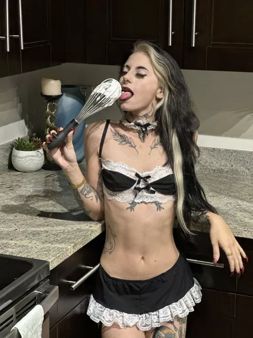 Who here would fuck a wild little goth? ??