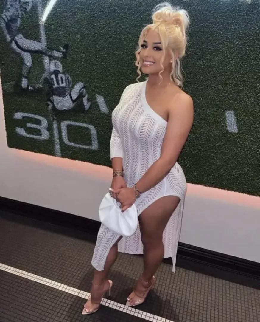 Who is she?! 😍