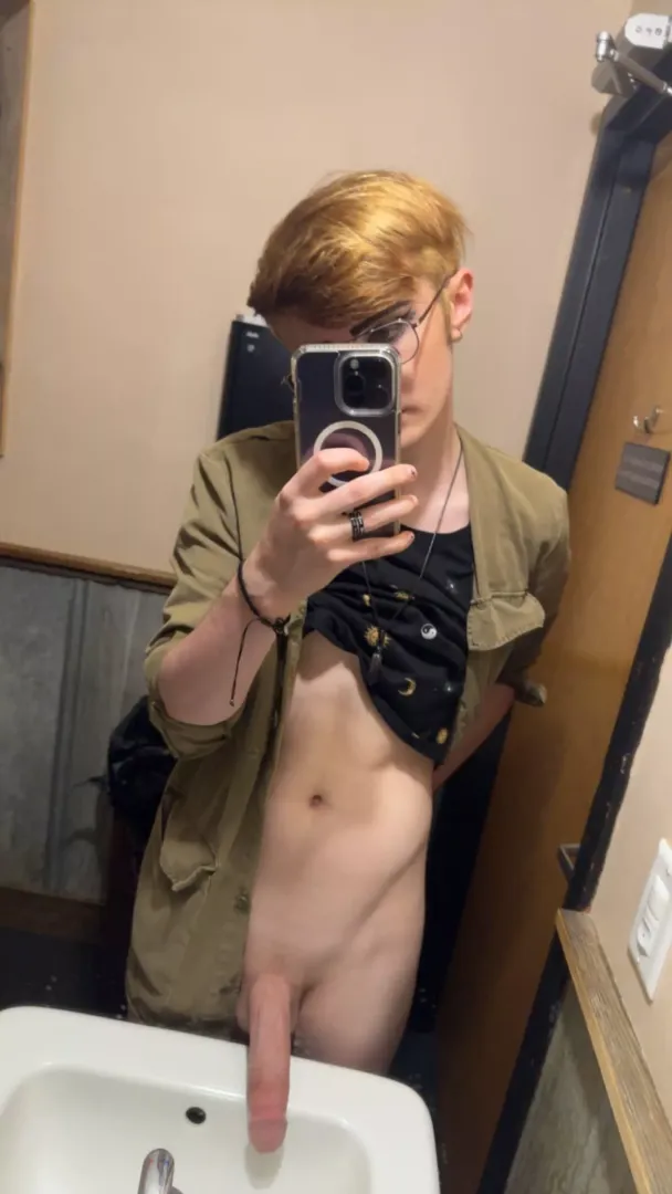 Who loves hung twinks?