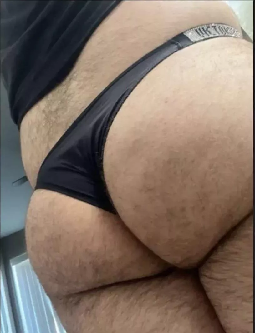 Who luvs a fat asss