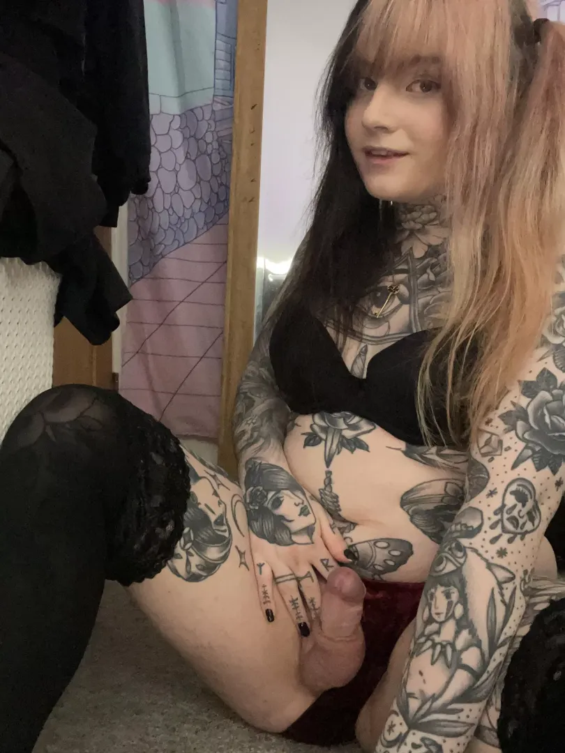 Who needs an alt girl with something a lil extra??