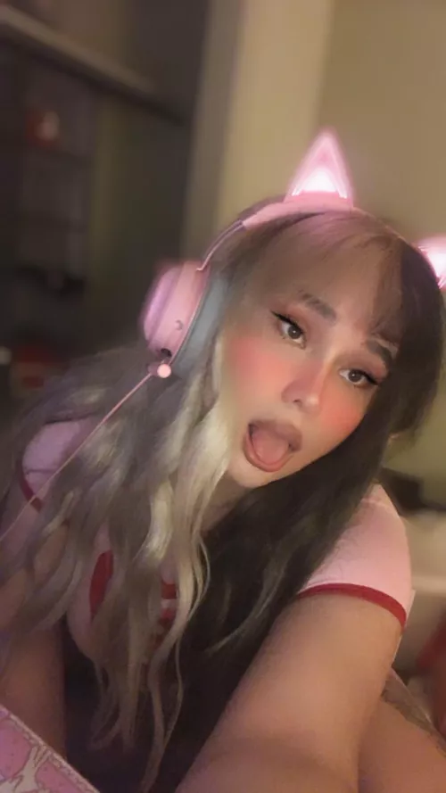 Who wanna game with this cute trans girl (me )