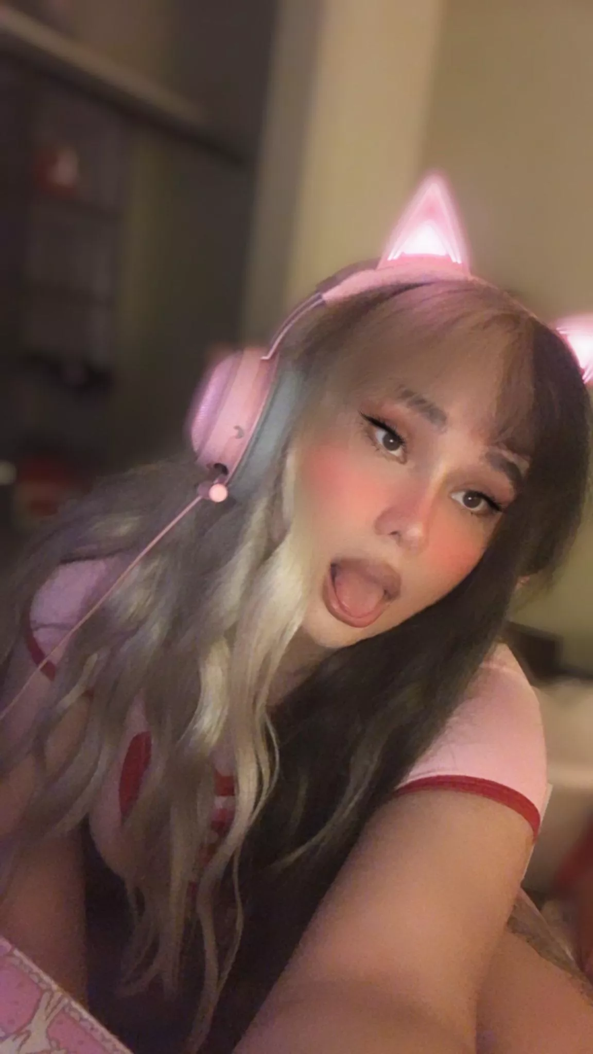 Who wanna game with this cute trans girl (me )