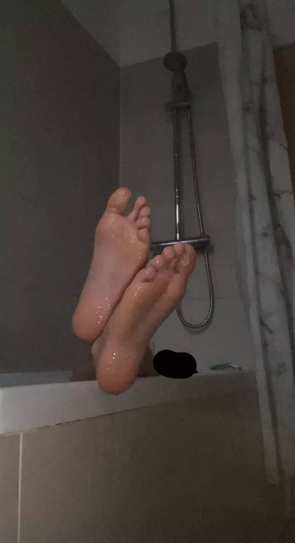 Who wanna leave my feet like this? x