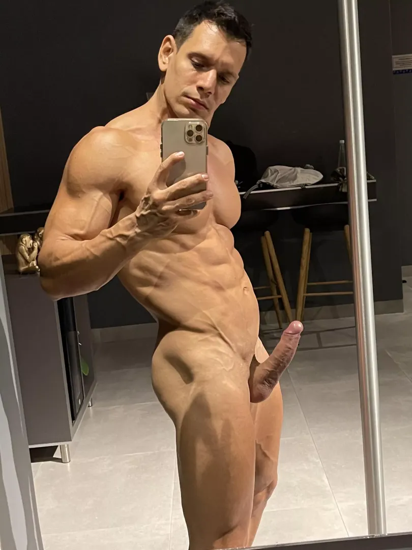 Who wanna suck my veiny thick dick?🍆😁