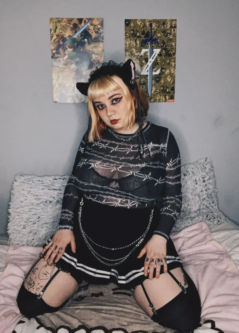 Who wants a goth neko girl for service 🐱🖤