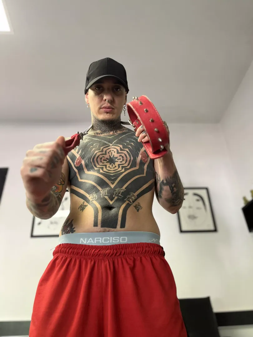Who wants a trans daddy all tattooed to have fun?