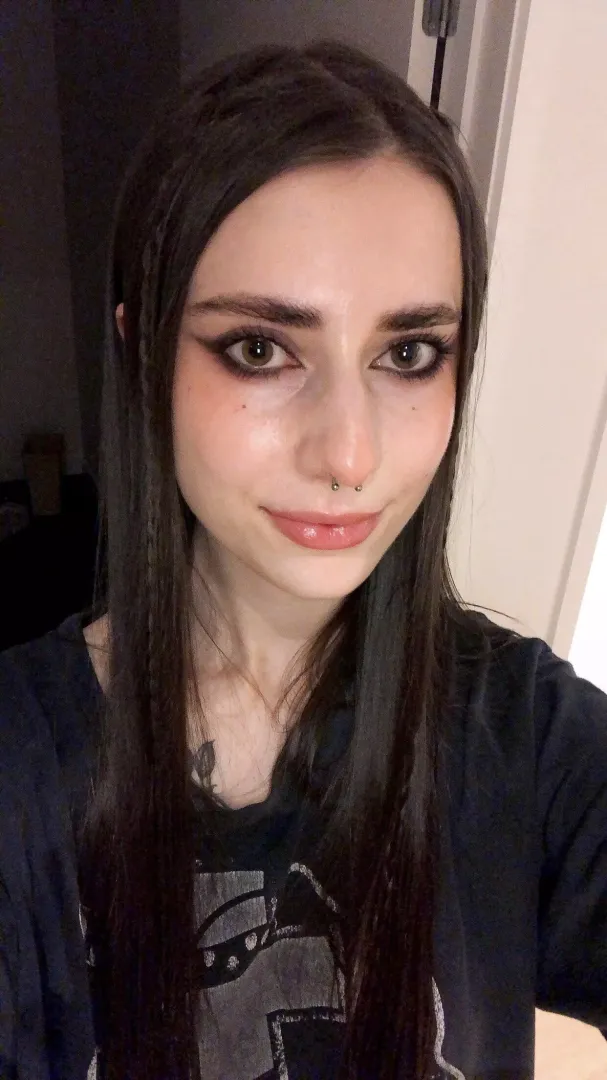 who wants a wet ass smooch
