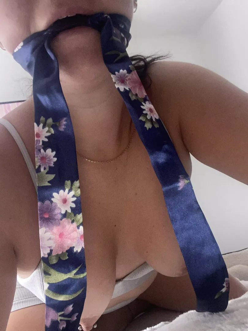 Who wants to come and gag this good girl today 👅
