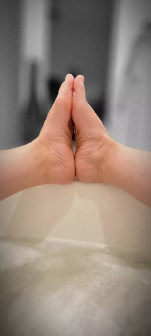 who wants to feel my arches??