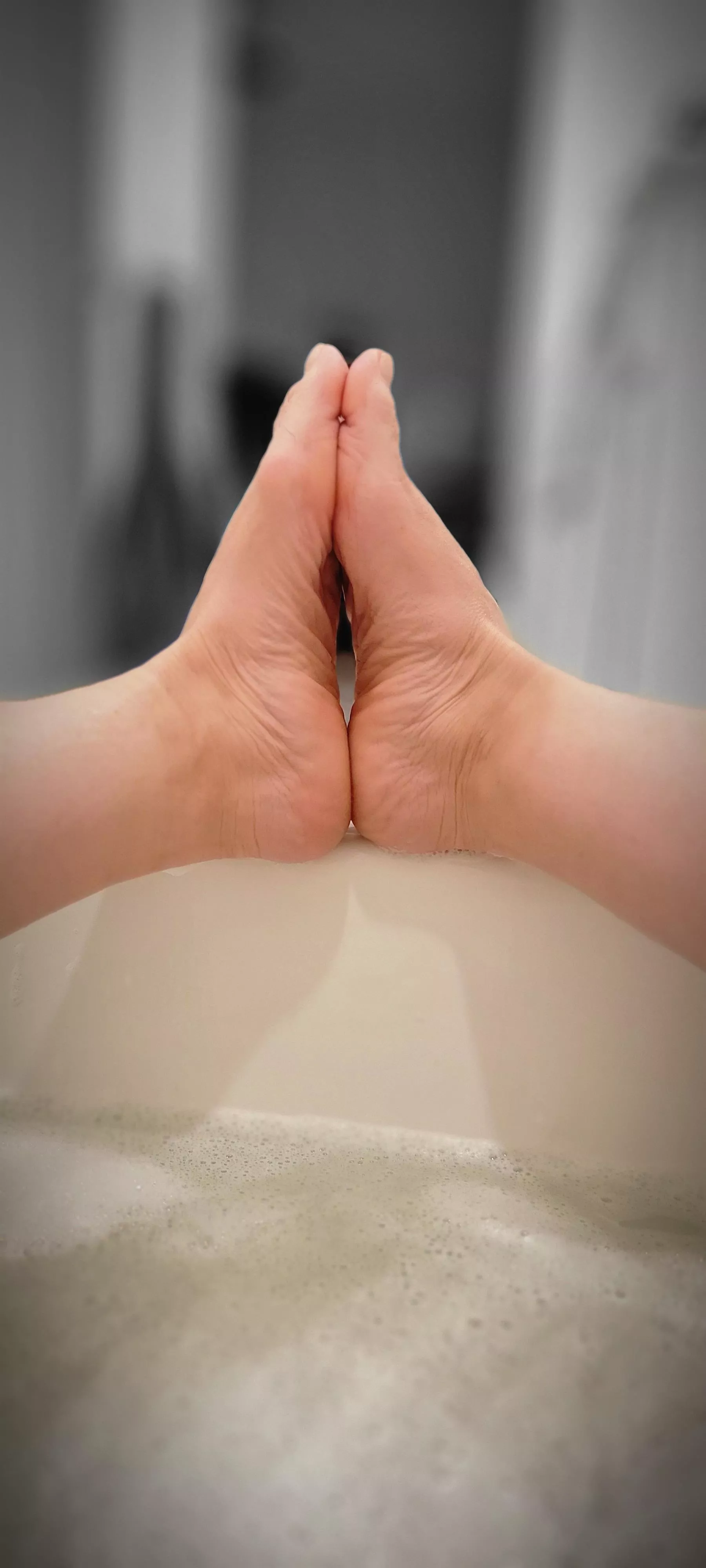 who wants to feel my arches??