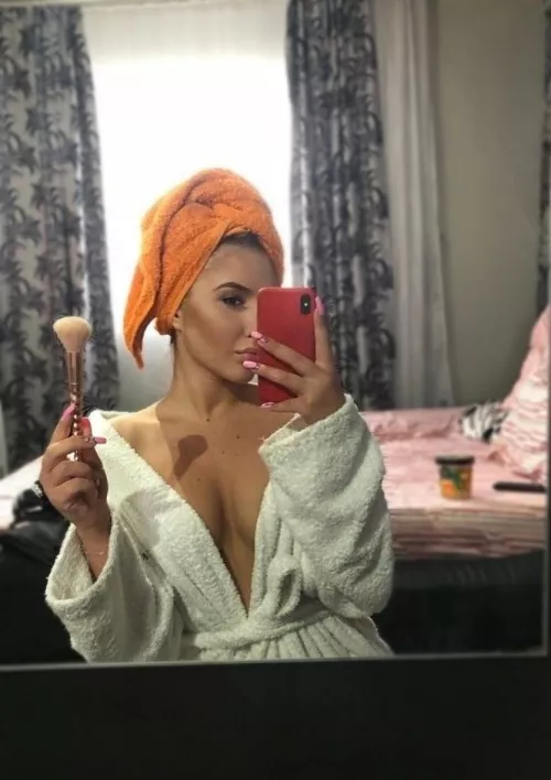 who wants to feel those new nails on his dick ??<33