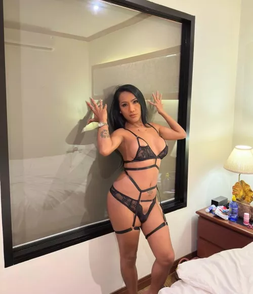 Who wants to get on their knees and please me?