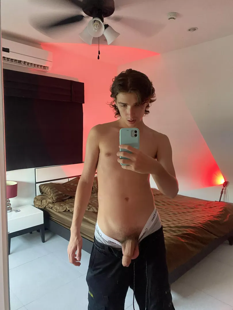 Who wants to help him get hard and explode?😈