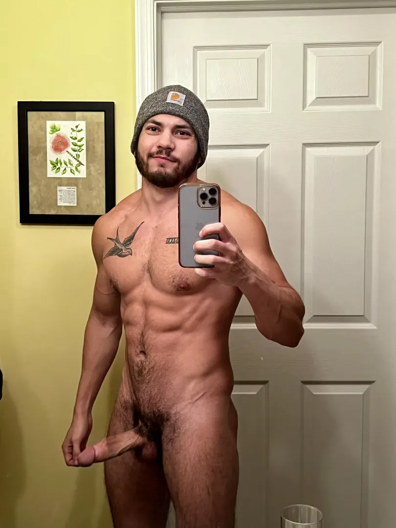 Who wants to help me keep my big dick warm 😜🍆