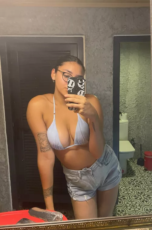 Who wants to join me poolside? 👙😉