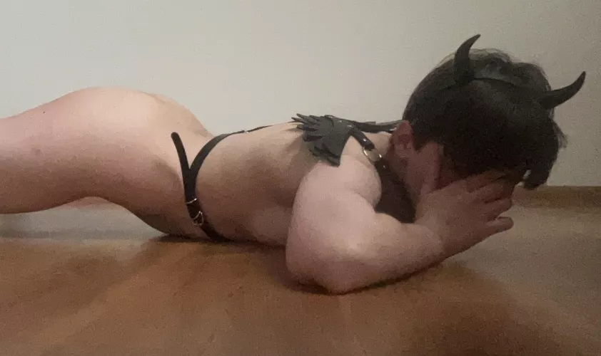 Who wants to join the succubus boi? 🖤