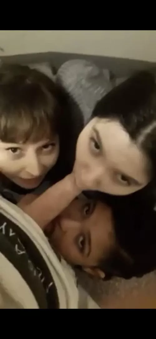 Who wants to join them to suck my thick dick?😏