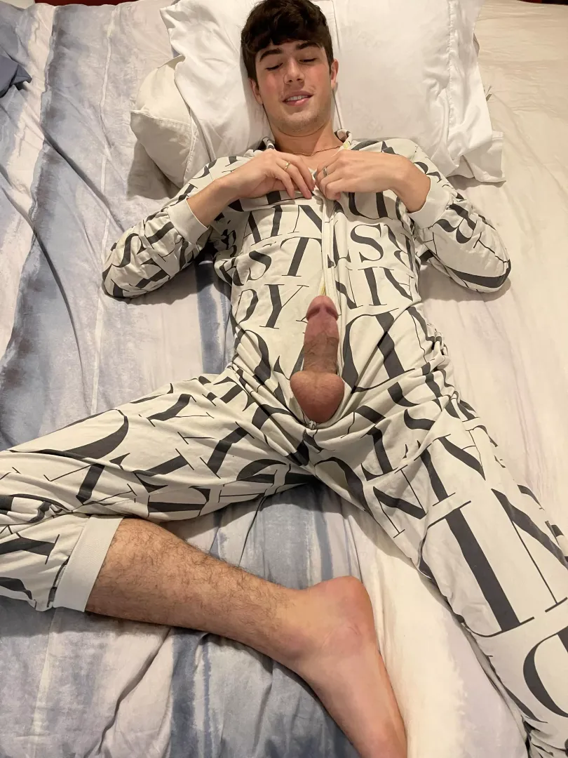 Who wants to jump in bed w me