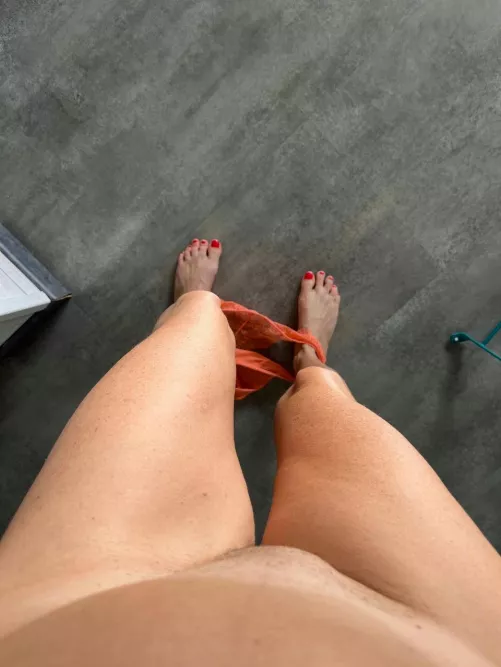 Who wants to play with this 48yo Hotwife?