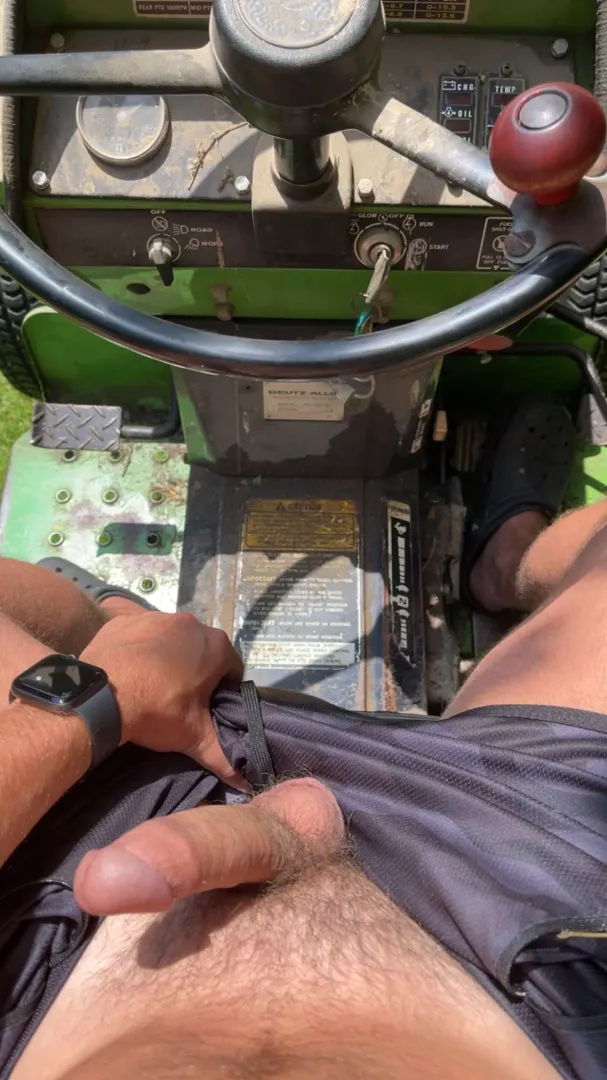 Who wants to ride on my tractor 😏