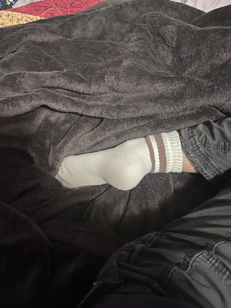 Who wants to rub against my smelly sock[f]