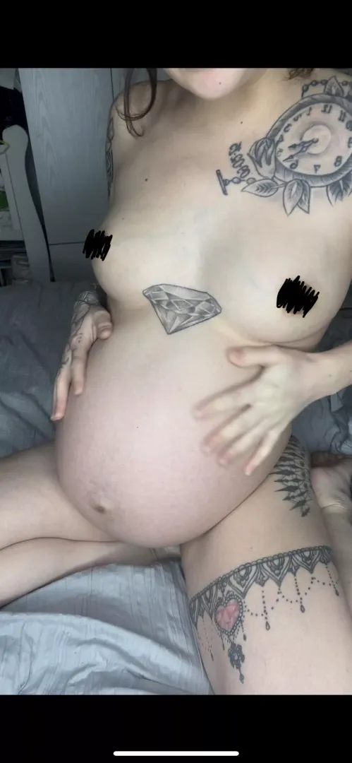Who wants to rub my big, swollen tummy for me ? 🤰🏻